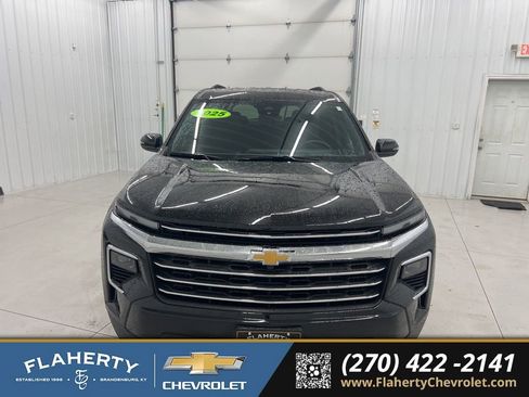 Used 2025 Chevrolet Traverse LT image 7