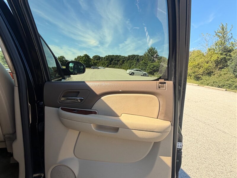 Used 2011 GMC Yukon XL SLT w/ SLT-2 Equipment Package AWD/4WD image 28