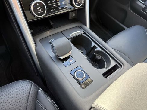 Used 2024 Land Rover Discovery S image 29