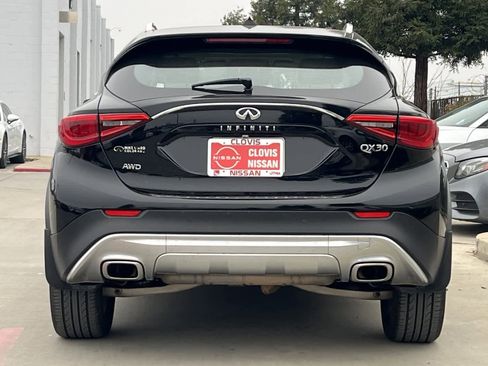 Used 2017 INFINITI QX30 Premium w/ Navigation Package image 8