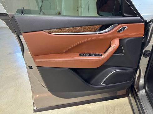 Used 2018 Maserati Levante GranLusso AWD/4WD image 30