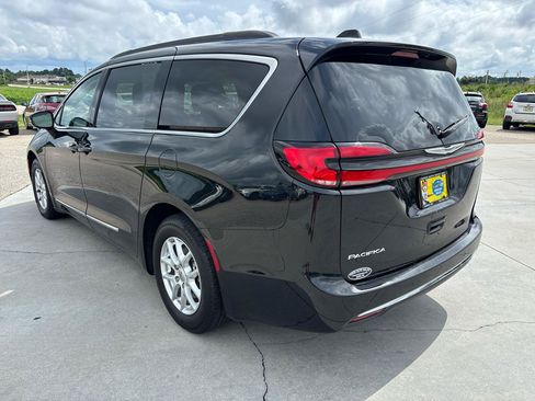 Used 2022 Chrysler Pacifica Touring-L FWD image 6