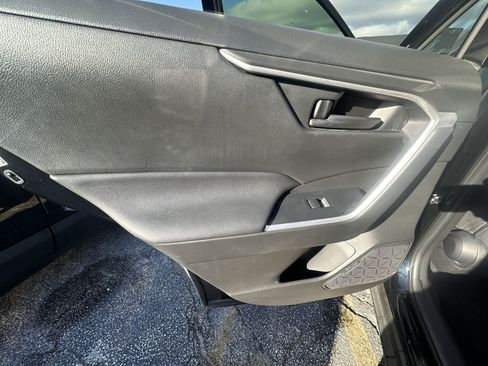 Used 2020 Toyota RAV4 LE image 31