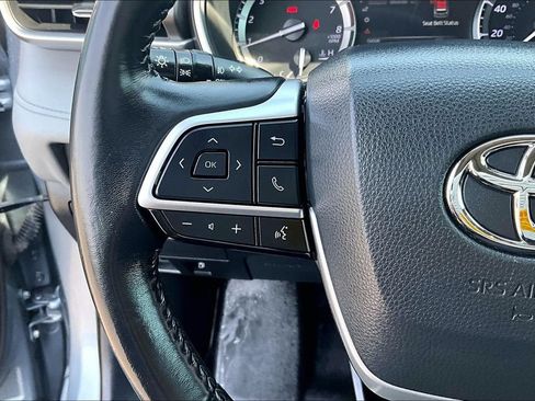 Used 2022 Toyota Highlander XLE AWD/4WD image 18