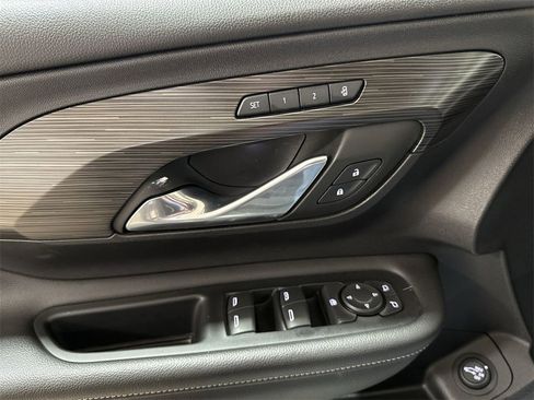 Used 2024 GMC Terrain SLT image 22