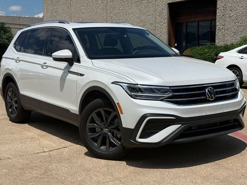Used 2023 Volkswagen Tiguan SE w/ Panoramic Sunroof Package FWD image 1