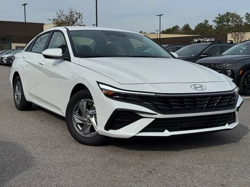 Certified 2026 Hyundai Elantra SE FWD image 1
