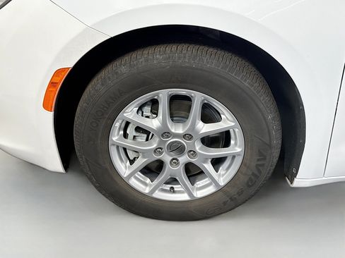 Used 2023 Chrysler Voyager LX image 36