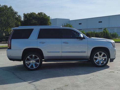 Used 2018 Cadillac Escalade Luxury RWD image 4