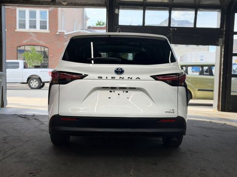 Used 2021 Toyota Sienna LE FWD image 5