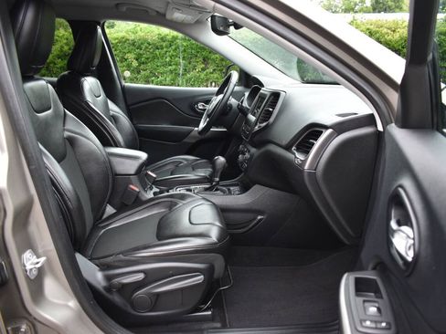 Used 2019 Jeep Cherokee Latitude Plus w/ Comfort/Convenience Group FWD image 8