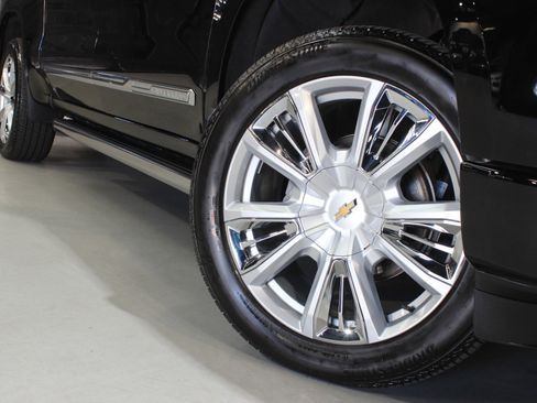 Used 2025 Chevrolet Silverado 1500 High Country w/ High Country Premium Package AWD/4WD image 17