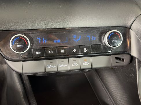 Used 2023 Hyundai Elantra SEL image 19