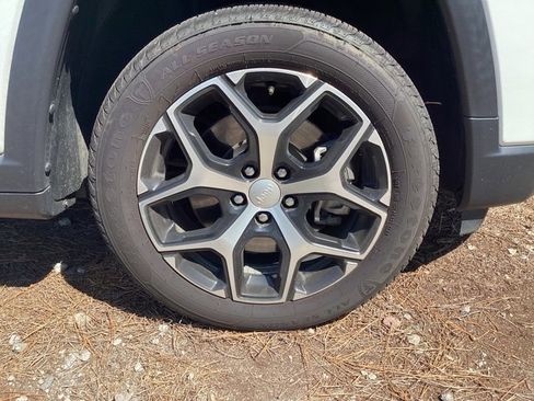 Used 2024 Jeep Compass Latitude image 8