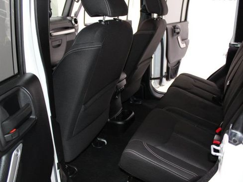 Used 2015 Jeep Wrangler Unlimited Rubicon w/ Connectivity Group AWD/4WD image 36