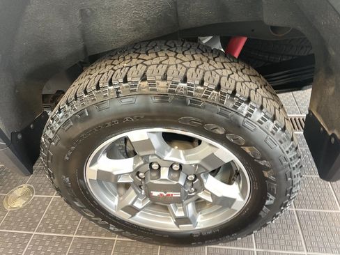 Used 2025 GMC Sierra 2500 SLT w/ SLT Premium Package AWD/4WD image 5