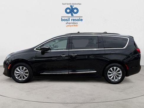 Used 2017 Chrysler Pacifica Touring-L FWD image 3