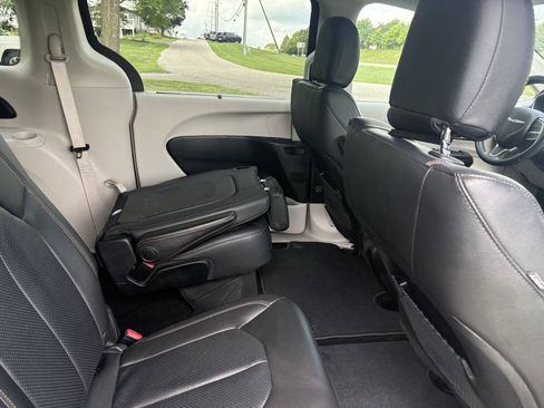 Used 2018 Chrysler Pacifica Touring-L FWD image 33