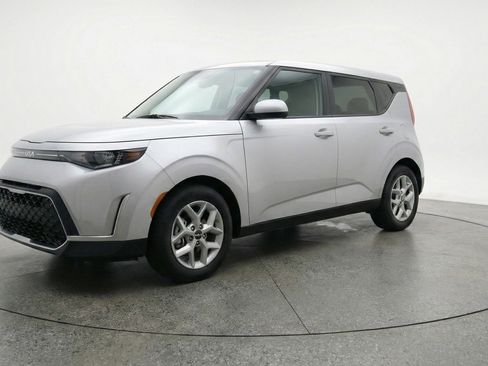 Used 2025 Kia Soul LX w/ LX Technology Package image 3
