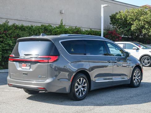 Used 2022 Chrysler Pacifica Pinnacle FWD image 9