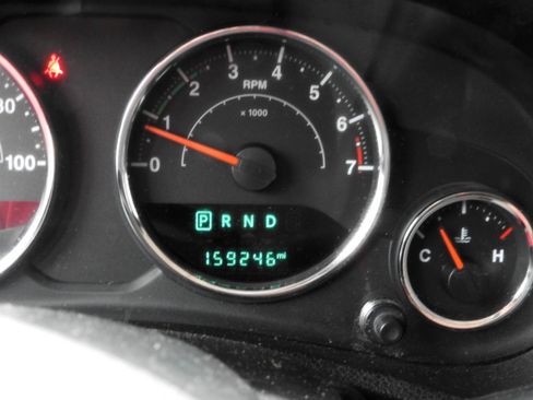 Used 2015 Jeep Wrangler Sahara w/ Connectivity Group AWD/4WD image 8