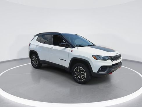 Used 2025 Jeep Compass Trailhawk AWD/4WD image 2