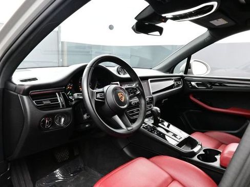 Certified 2024 Porsche Macan AWD/4WD image 4