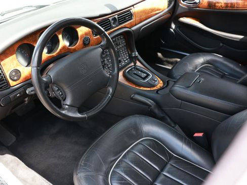 Used 2002 Jaguar XJ8 image 4