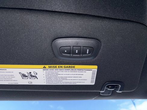Used 2025 Chrysler Pacifica Select FWD image 17