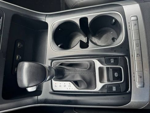 Used 2023 Kia Carnival LX FWD image 24