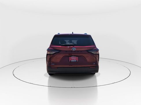 Used 2025 Toyota Sienna LE w/ LE Plus Package FWD image 7