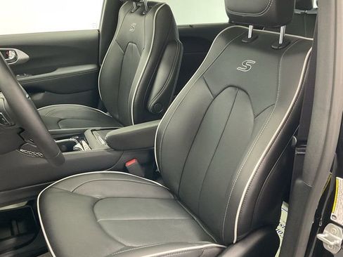 New 2025 Chrysler Pacifica Limited image 12