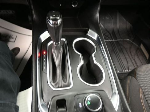 Used 2020 Chevrolet Traverse LT image 11