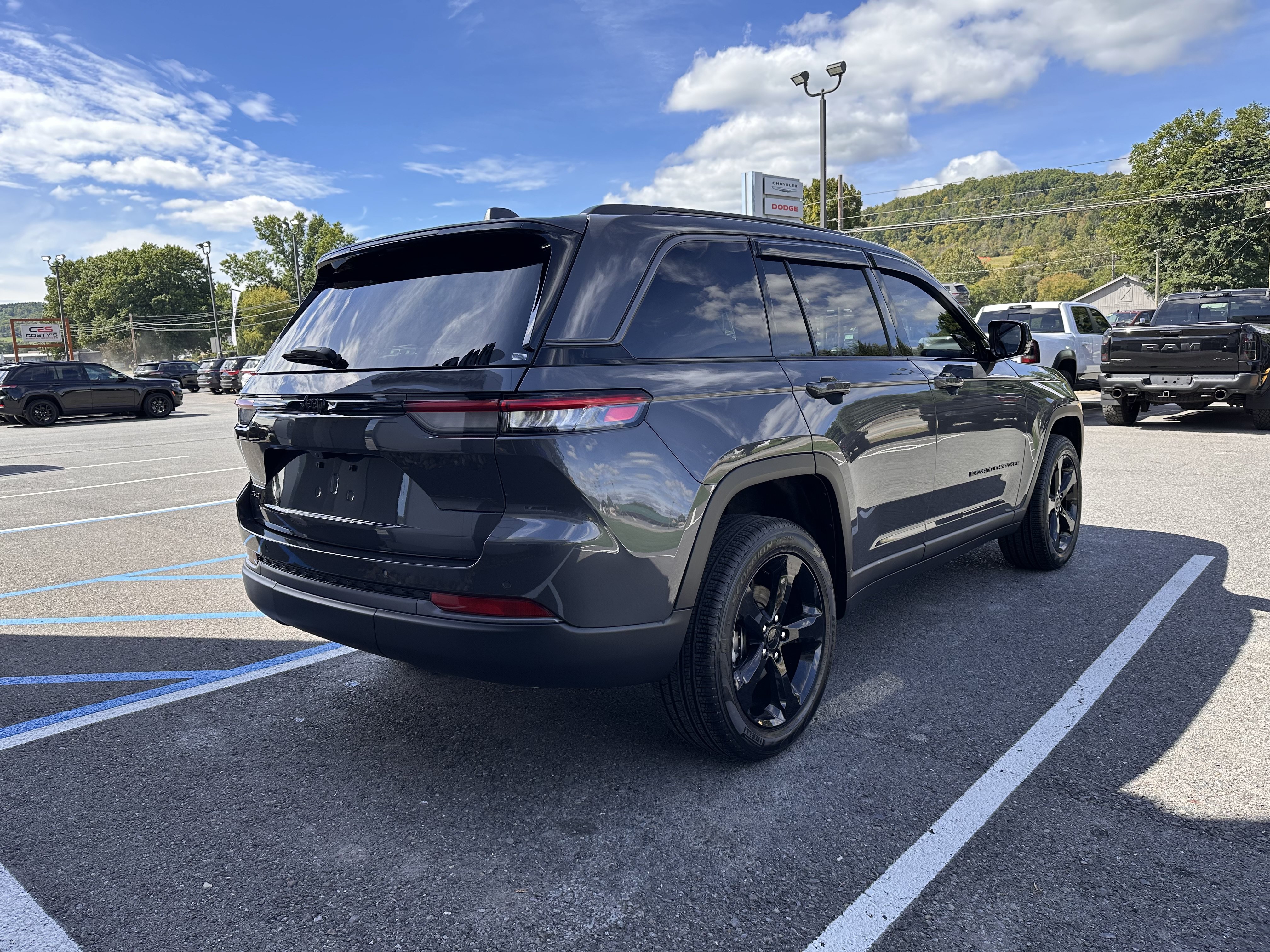 Used 2026 Jeep Grand Cherokee Limited w/ Limited Altitude Package AWD/4WD image 2