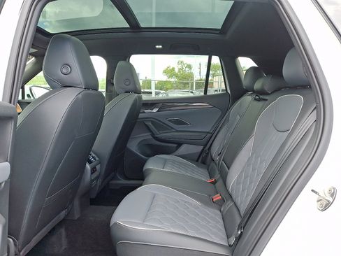 Certified 2025 Volkswagen Tiguan SEL R-Line AWD/4WD image 10