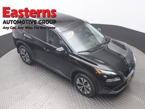 Used 2021 Nissan Rogue SV w/ Premium Package image 3