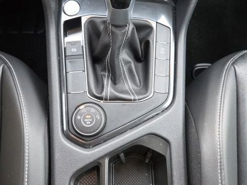 Used 2024 Volkswagen Tiguan SE w/ Panoramic Sunroof Package image 20