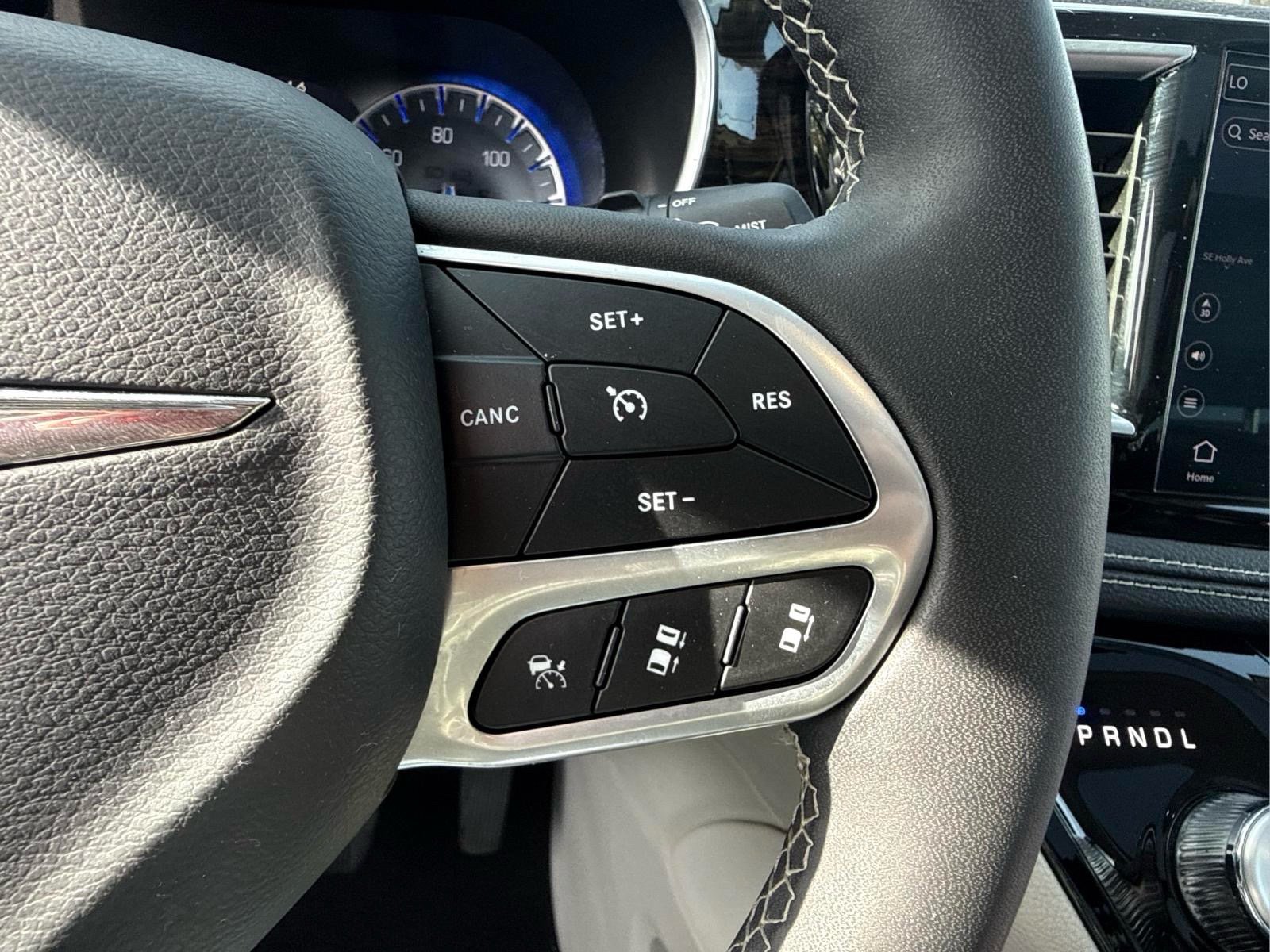 Used 2023 Chrysler Pacifica Limited FWD image 30