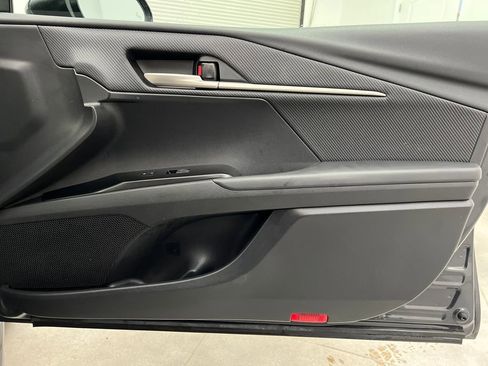 Used 2025 Toyota Camry SE image 3