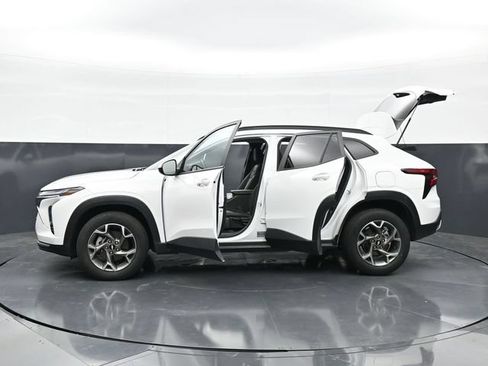Used 2025 Chevrolet Trax LT w/ LT Convenience Package FWD image 47
