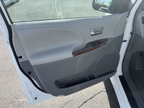 Used 2011 Toyota Sienna XLE AWD/4WD image 10