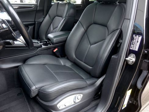 Used 2019 Porsche Macan AWD/4WD image 6