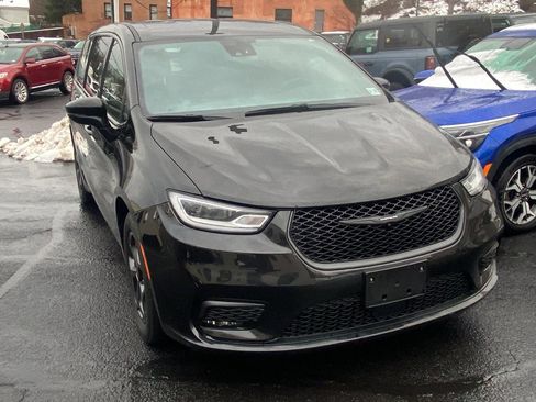 Used 2022 Chrysler Pacifica Touring-L w/ S Appearance Package image 2