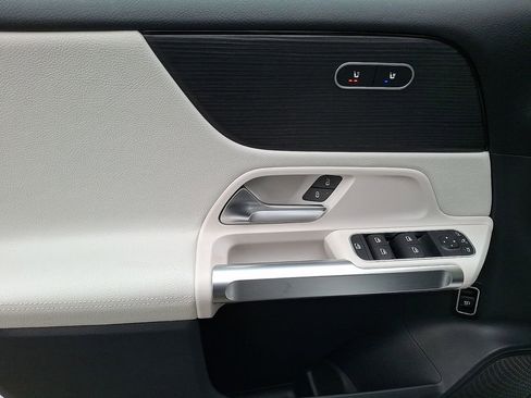 Used 2022 Mercedes-Benz GLB 250 4MATIC w/ AMG Line image 9