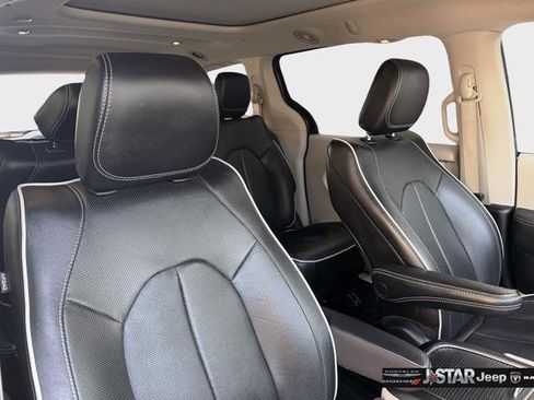 Used 2023 Chrysler Pacifica Limited FWD image 13