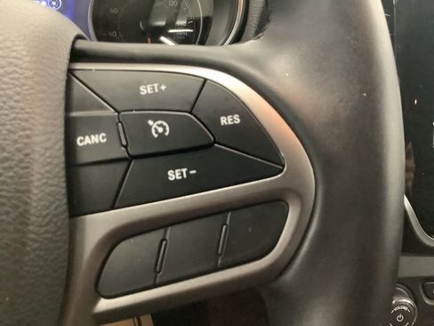 Used 2019 Jeep Cherokee Limited image 12