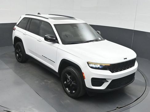 Used 2024 Jeep Grand Cherokee Altitude AWD/4WD image 45