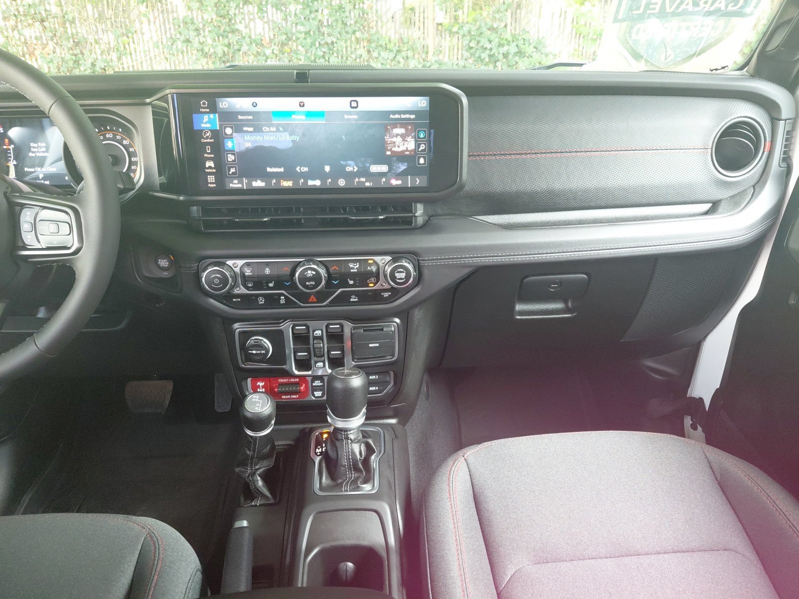 Used 2025 Jeep Gladiator Rubicon w/ Convenience Group AWD/4WD image 3