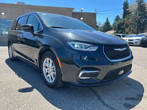 Used 2023 Chrysler Pacifica Touring-L FWD image 3