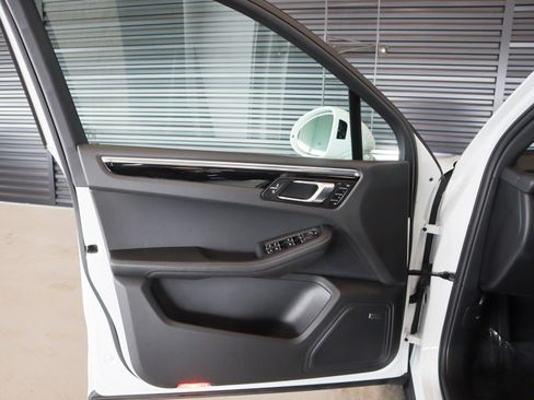 Certified 2025 Porsche Macan image 23